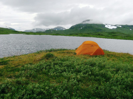 Wunderbarer Zeltplatz am Litle Kjukkelvatnet mit Blick auf die Berge des Gaksfjellet