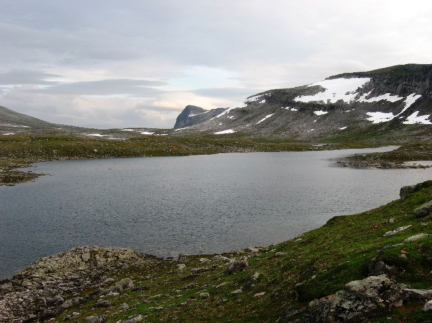 Mein kleines Zelt ist nur ein verschwindend kleiner Fleck in der weiten und rauhen Gebirgslandschaft