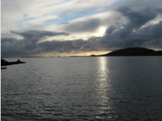Abendstimmung in Bodø mit Blick auf die vorgelagerten Inseln.
