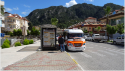 Die orangefarbenen Busse fahren von Marmaris nach Ilemer
