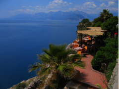 Blick über die Bucht von Antalya auf die Berge von Hisarçandır