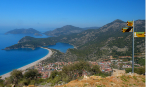 Beim Aufstieg von Ovacik nach Kozagac hat man traumhafte Ausblicke auf die Lagune von l Deniz