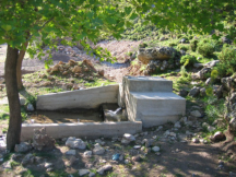 Im Tal findet man unter Platanen eine erfrischende Wasserstelle. Gegenber ist der Zeltplatz.