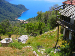 Blick auf den Strand von Kabak. Vorne ein alter Mhlstein.