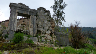 Antike Mauerreste auf dem Weg nach Kabak