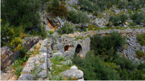Das Aquädukt von Xanthos führt über eine Brücke durch das Tal