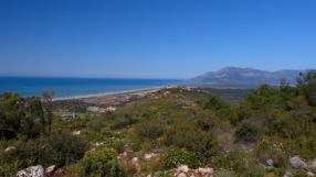 Im ersten Abschnitt der Etappe blickt man zurck auf den Strand von Patara