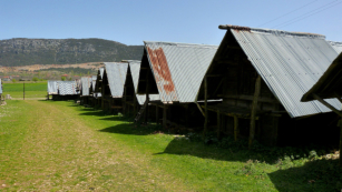 Kleine Hütten laden zur Rast vor Bezirgan ein