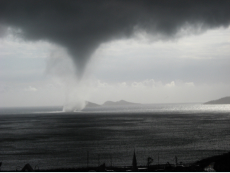 ... ein Tag frher. Ein Tornado entsteht ber dem Meer und richtet einige Verwstung an