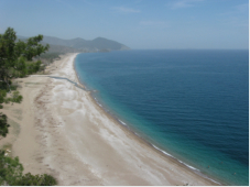 Der Strand von Çirali besteht im westlichen Teil aus feinem Kies und im östlichen Abschnitt aus Sand