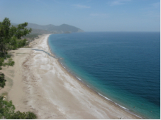 Der Strand von irali besteht im westlichen Teil aus feinem Kies und im stlichen Abschnitt aus Sand