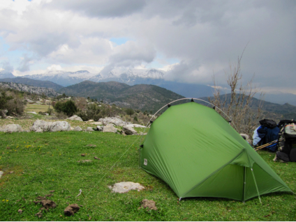 Hinter Çukurca findet man im Aufstieg bei 970 Hm schöne Zeltplätze auf einer Weide