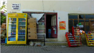 Der Laden in Kasımlar bietet eine Basisauswahl. Frisches Brot gibt's um die Ecke in einer Bckerei.