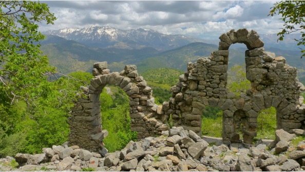 man passiert die Ruinen einer frühbyzantinischen Basilika - ein idealer Rastplatz