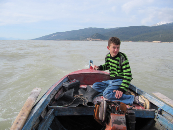 Mustafas Sohn Sale am Steuer (Mustafa schöpft das Wasser aus dem Boot)
