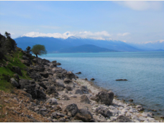 Der Weg fhrt in anstrengenden Auf und Ab am See entlang