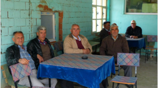 dem ein oder anderen Pensionär wird man im Teeladen von Aşağı Tırtar Merhaba sagen
