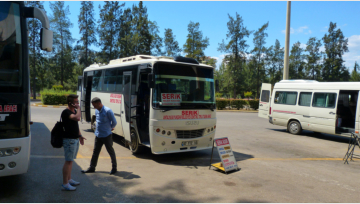 Mit diesem Bummelbus ging es von Antalya (Otogar) nach Serik.