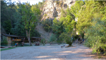 Restaurant bei Uansu. Hier gibt es links hlzerne Plattformen zum bernachten. Der Trail fhrt hinter dem Restaurant links den Hang hinauf.