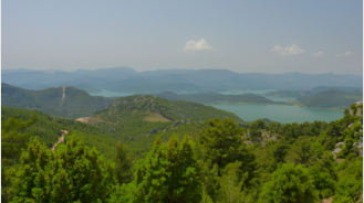 Bis zum knstlich aufgestauten See bei andır ist es noch ein Stck