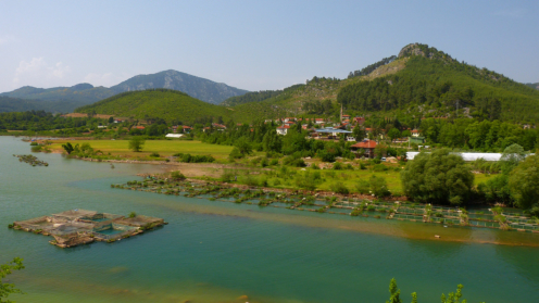 Blick auf andır. Im Fluss sind Zuchtanlage fr Fische zu sehen.