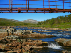 Einige Minuten oberhalb der Laisstugan berspannt eine Brcke den Fluss