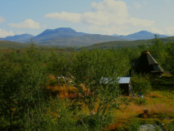 Die kleine Samensiedlung Vindelkroken liegt verlassen im Fjell