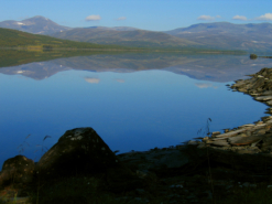 Zauberhafte Spiegelbilder auf der makellos glatten Oberfläche des Sees Tärnasjön