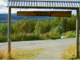 Ein groes Holzschild weist auf den Ein bzw. Ausstieg des sdlichen Kungsleden in Hemavan hin.